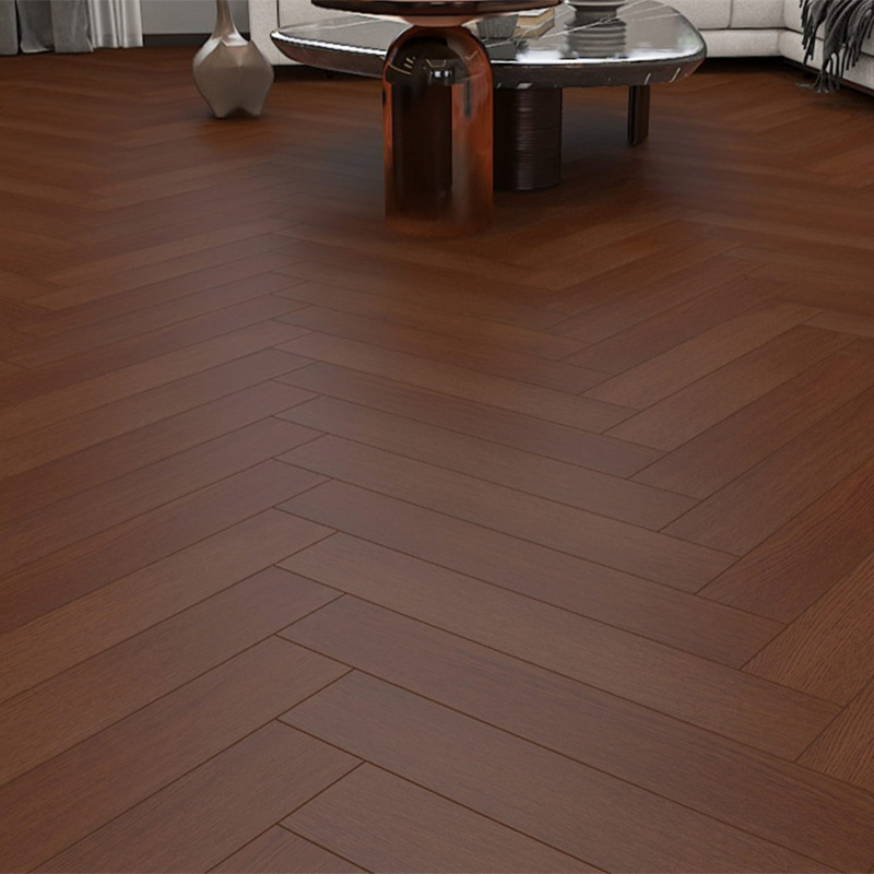 Темно-коричневый ламинат «елочкой»