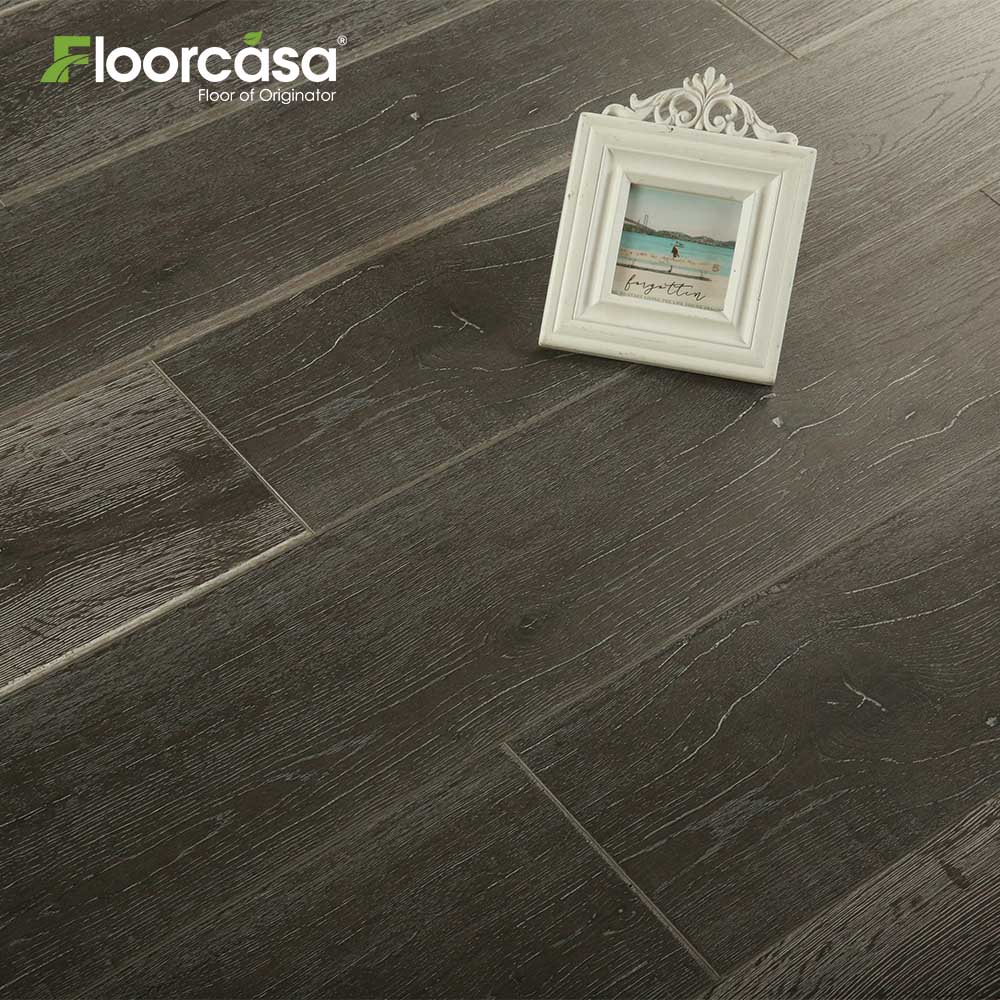 Темные деревянные ламинатные полы