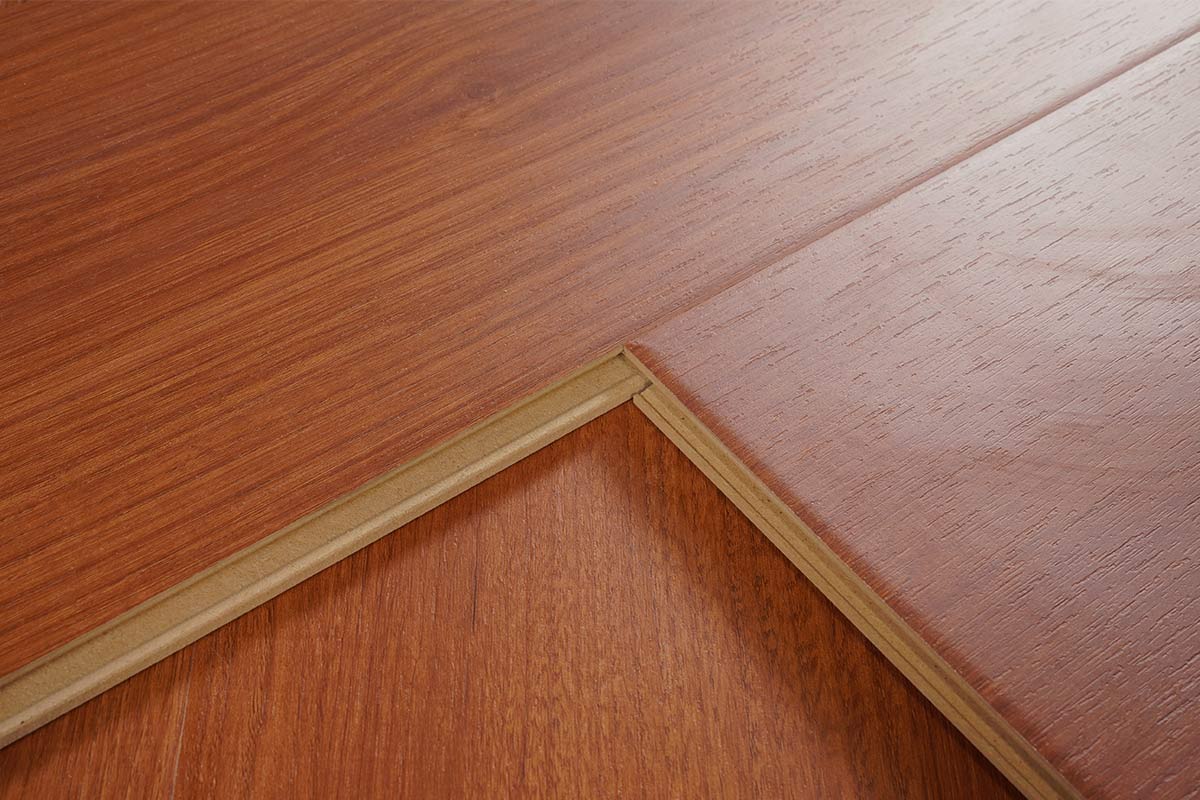 Rotbrauner HDF-Laminatboden zur Herstellung.jpg Rotbrauner HDF-Laminatboden zur Herstellung.jpg