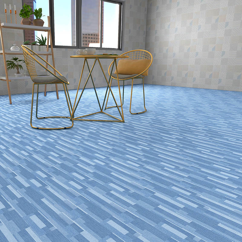 Виниловое напольное покрытие SPC с разноцветным ковровым покрытием.jpg