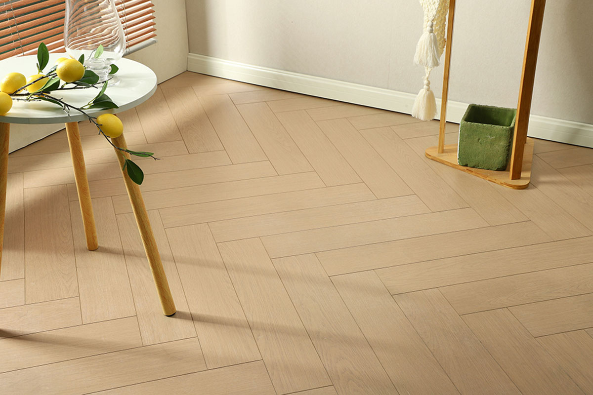 14 mm dreischichtiger Massivholz-Fischgrät-Holzboden Engineered Flooring.jpg 14 mm dreischichtiger Massivholz-Fischgrät-Holzboden Engineered Flooring.jpg