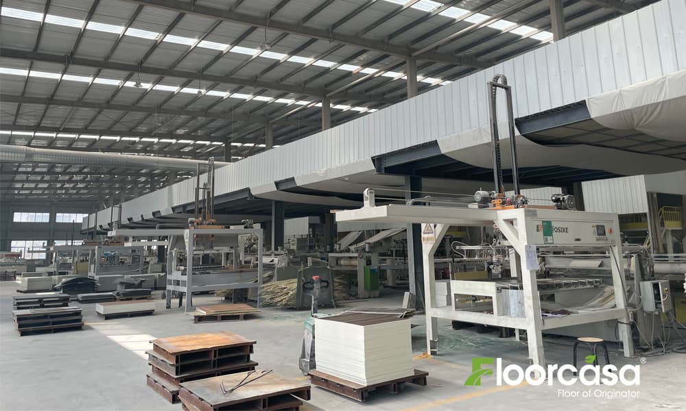 Высококачественная фабрика напольных покрытий SPC Высококачественная фабрика напольных покрытий SPC